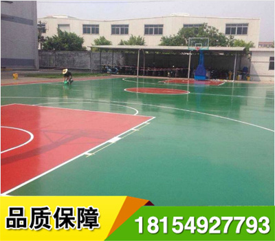 新疆硅PU球場是一種符合人體工學(xué)原理并滿足運(yùn)動物理特性需要，具備上硬下彈結(jié)構(gòu)特征并能直接在水泥或瀝青基礎(chǔ)上施工的健康型*彈性合成球場面層材料系統(tǒng).